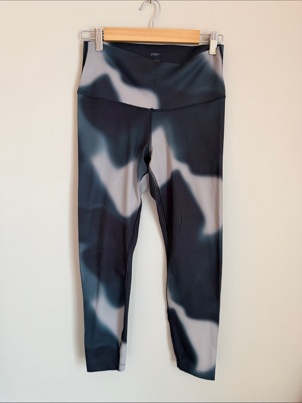Nike Black & Gray Abstract High-Waist Leggings